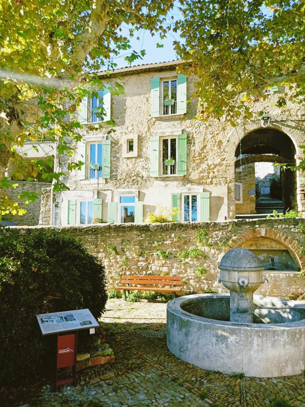 L'Appartement De L'Arche Châteauneuf-de-Gadagne Exterior photo